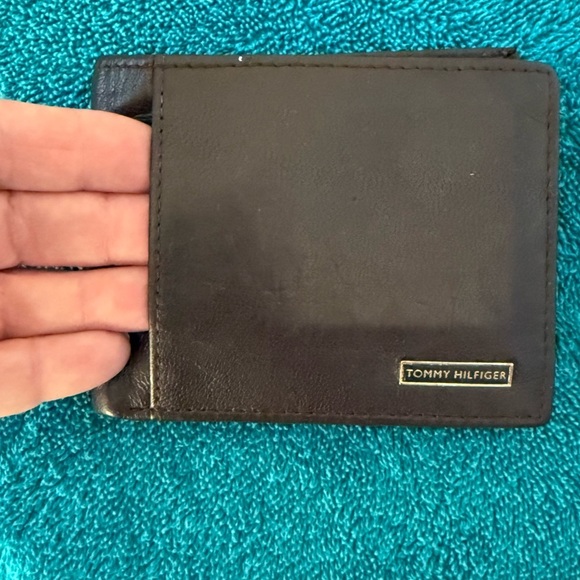 Tommy Hilfiger Mocha Bi-Fold Men's Wallet - Picture 2 of 7
